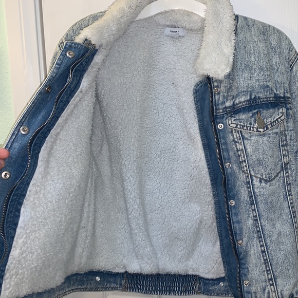 Light wash Sherpa lined jean jacket - Picture 5 of 7